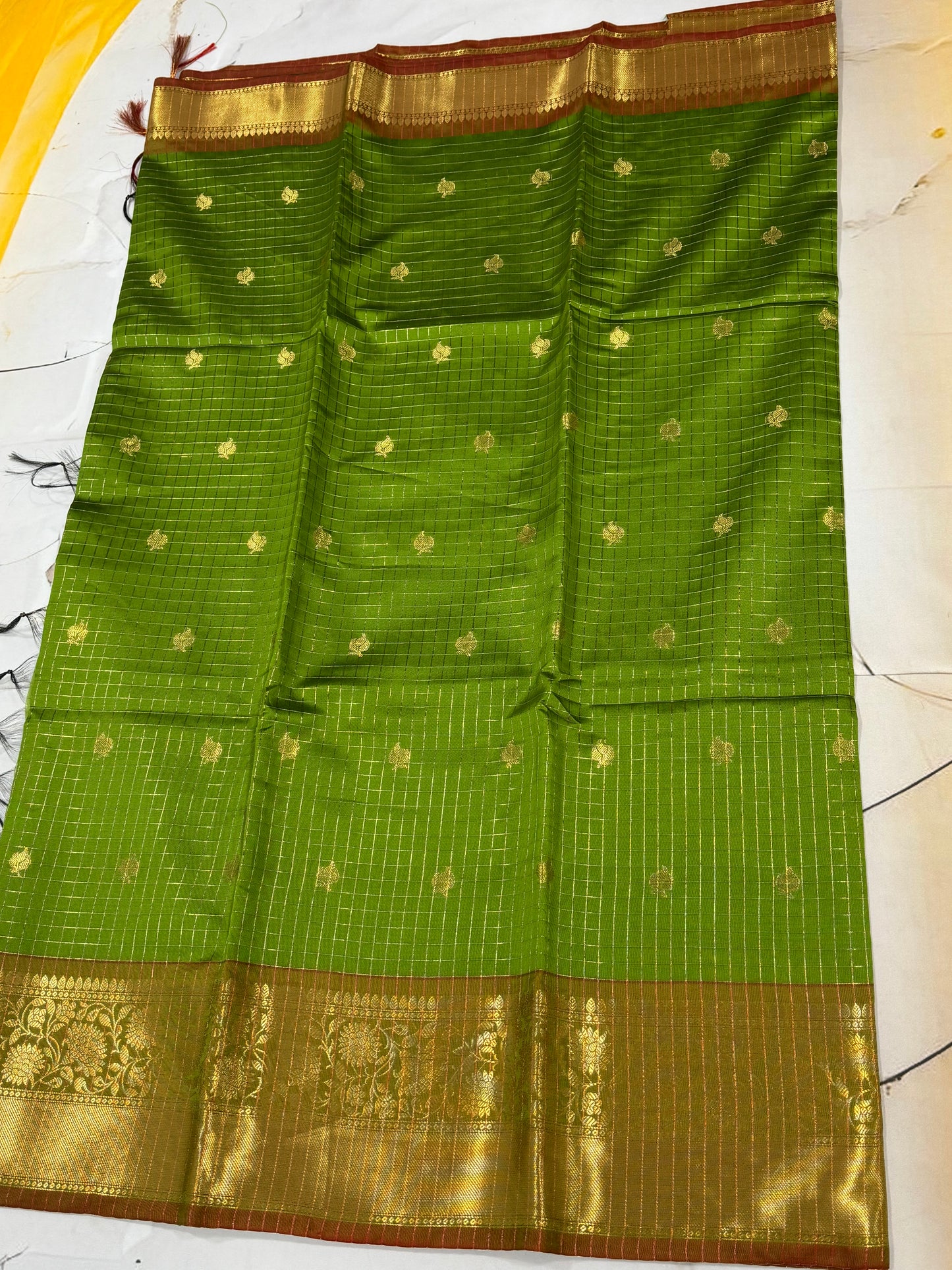 Premium Banarasi Soft Silk Saree
Parrot Green with Pastel Maroon & Antique Gold Zari
Code: SNTBS12