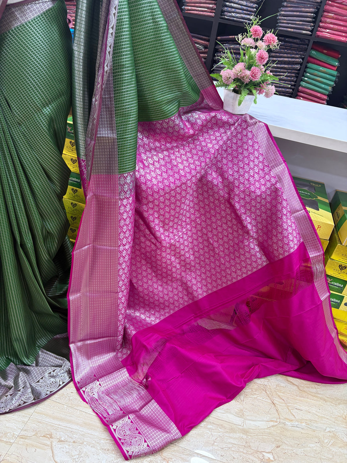 Latest Elampillai Silk Saree – Bottle Green with Rani Pink Contrast Pallu | Sri Nandhini Tex |  Product Code: SNTELS001