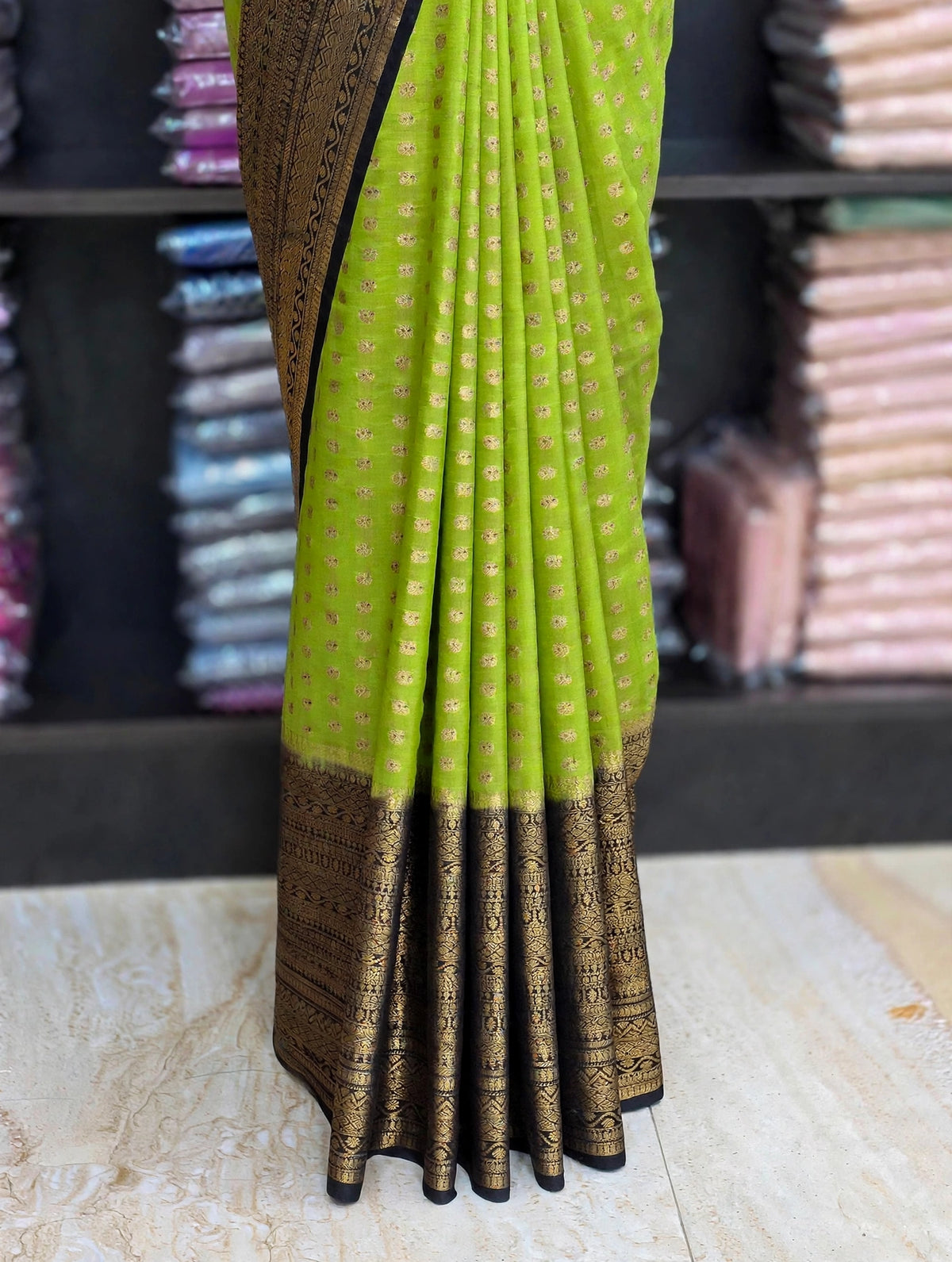 Premium Silk Saree – Parrot Green with Black & Antique Gold Zari Border | Traditional Wedding & Bridal Silk Saree | Sri Nandhini Tex Code : SNTPS101