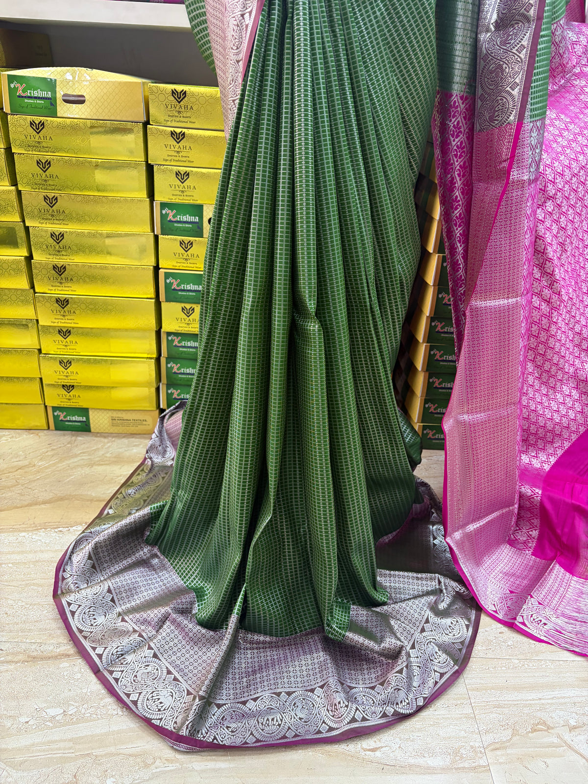 Latest Elampillai Silk Saree – Bottle Green with Rani Pink Contrast Pallu | Sri Nandhini Tex |  Product Code: SNTELS001