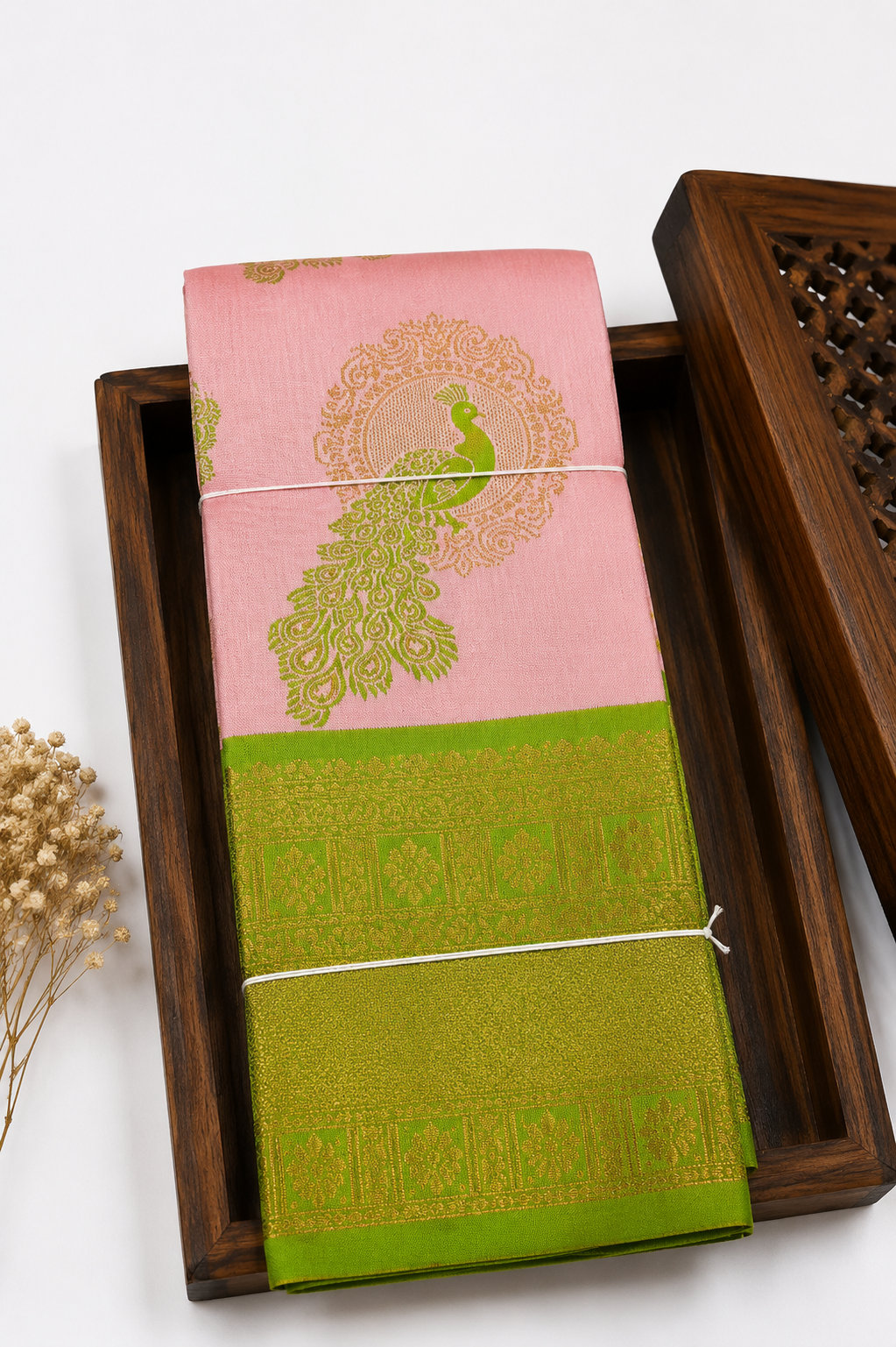 Elegant Peacock Motif | Rich Zari Weave | Baby Pink with Parrot Green Border | Sri Nandhini Tex
Code: SNTSM002