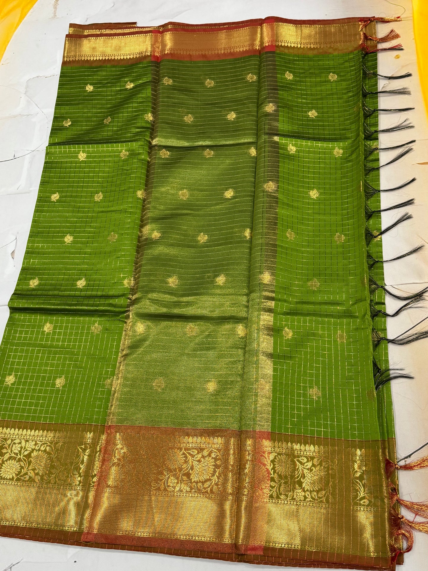 Premium Banarasi Soft Silk Saree
Parrot Green with Pastel Maroon & Antique Gold Zari
Code: SNTBS12