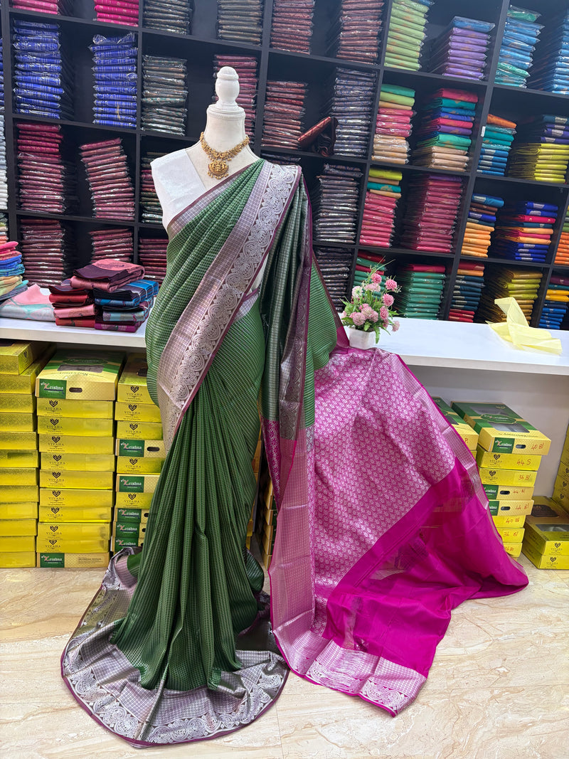 Latest Elampillai Silk Saree – Bottle Green with Rani Pink Contrast Pallu | Sri Nandhini Tex |  Product Code: SNTELS001