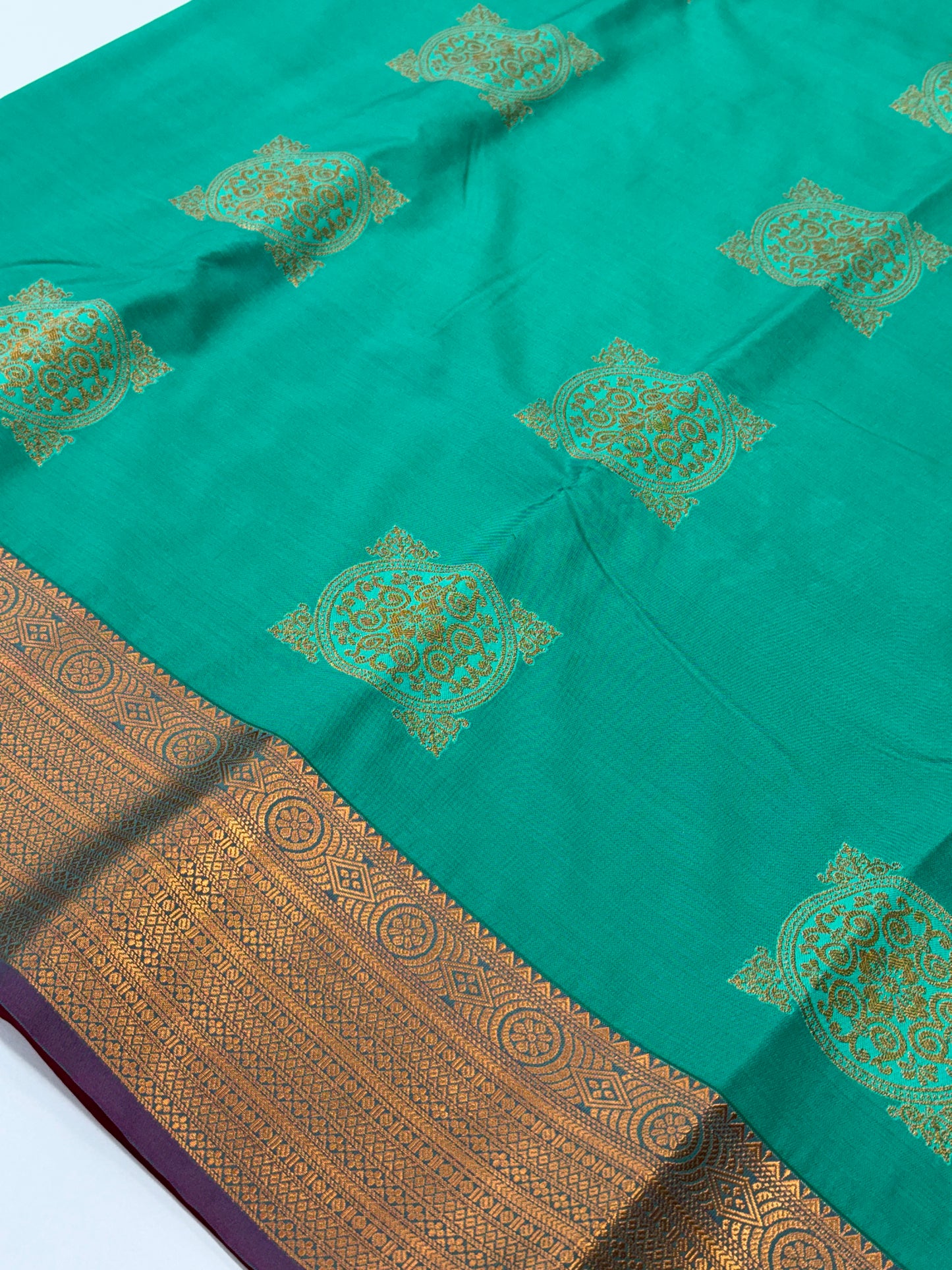 Premium Kanchi Soft Silk Saree – Peacock Green × Rani Pink Contrast | Rich Gold Zari Weaving | Sri Nandhini Tex | SNTKSS002